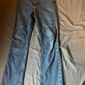 Blå jeans från Gina Tricot  - Säljer ett par klassiska blå jeans från Gina tricot i storlek 34. De har en snygg bootcut-stil och är i bra skick. Perfekta vardags jeans🤩 modellen heter full lenght flare. Midjemått 68 och innerben 80