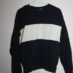 Sweatshirt weekday  - Bra skick. Använd få gånger. 