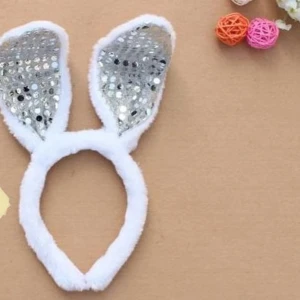 Diadem med kaninöron - Två söta diadem med kaninöron! Ett med glittriga silverdetaljer och ett med rosa fluff. Perfekta för fest eller maskerad. De är mjuka och bekväma att bära hela dagen.  Finns fler kvar, samma frakt.     39kr/st 