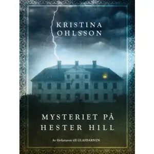 - Nu!Hon tände ficklampan och sprang nerför den branta trappan. Frank skulle just följa efter när han fick syn på något som fick honom att häpna.Det hängde en almanacka på väggen bredvid en av bokhyllorna. Datumet stämde, det såg Frank på en gång.Men året var 1915.Meg och Frank ska tillbringa några sommarveckor hos farbror Eliot och Carl på Hester Hill. Så fort de kommer fram till det stora huset börjar det hända märkliga saker.Vad är det för barn som Meg hör gråta på natten? Vem är flickan med flätan som väntar på den övergivna tågstationen? Och vad var det för olycka som hotade att förstöra både Hester Hill och hela byn?Kristina Ohlsson är en av Sveriges mest framgångsrika kriminal- och barnboksförfattare. Hennes bokserie om barnen i Åhus - Glasbarnen, Silverpojken och Stenänglar - har blivit en stor läsarsuccé, prisbelönats och sålts i fler än 100 000 exemplar. Med Mysteriet på Hester Hill är Kristina Ohlsson aktuell med en ny spännande och kuslig roman för slukaråldern.