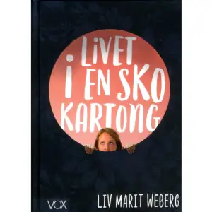 CSN har slutat leverera, pojkvännen Tore har gjort slut och universitetskurserna är omöjliga att klara av, eller ens gå på. De enda som fortfarande tror att hon lever ett normalt liv är föräldrarna. Men de bor långt bort, så det gör inte så mycket. För är normaliteten verkligen något att sträva efter? Vad är det för fel på ett lugnt och skönt liv ensam inne i lägenheten som är lika liten som en skokartong? Men så är det ju det där med pengar. Och mat. Och räkningar. Och en väldig massa förväntningar från människor runt omkring Med svart humor berättar Liv Marit Weberg en historia om en tjej som trivs bäst i sitt eget sällskap. Men samhället vi lever i kräver att man deltar, och för det behöver man kunna klura ut de sociala koderna. Även om de ibland kan vara svåra att förstå sig på.    Format Kartonnage   Omfång 197 sidor   Språk Svenska   Förlag Vox by Opal   Utgivningsdatum 2018-05-04   Medverkande Helena Stedman   Medverkande Liv Marit Weberg   Medverkande Sanna Sporrong   ISBN 9789188665089  