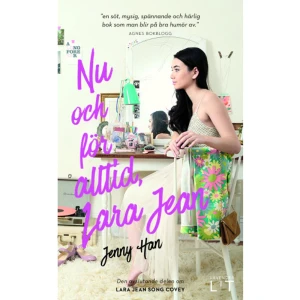 Nu och för alltid, Lara Jean (pocket) - Den tredje och sista delen om Lara Jean! SNART ÄVEN SOM NETFLIX-FILM!Lara Jean har världens bästa sista år på high school. Och det finns så mycket kvar att se fram emot! En klassresa till New York, att gå på balen med pojkvännen och hennes pappas stundande bröllop. Sedan ska hon börja på ett närbeläget college så att hon fortfarande kan åka hem och umgås med familjen på helgerna. Livet kunde inte bli mer perfekt! Tills hon helt plötsligt får ett oväntat besked som vänder uppochner på allt. "Om du vill känna dig alldeles varm inombords av kärlek och fluff så är den här serien helt perfekt. Rekommenderas!"Boktycke"Lara Jean-trilogin får ett fint avslut" BTJ "en söt, mysig, spännande och härlig bok som man blir på bra humör av" Agnes bokblogg    Format Pocket   Omfång 341 sidor   Språk Svenska   Förlag Lavender Lit   Utgivningsdatum 2019-03-11   Medverkande Sofia Ejheden   Medverkande Sofia Ejheden   ISBN 9789187879531  