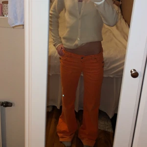 Coola lågmidjade byxor - Säljer ett par supersnygga orange byxor i bra skick. De är lågmidjade och har en snygg bootcut-stil. Dem passar till alla tillfällen! Midjemåttet är 37cm och innerbenslängden är 89cm💞🎃✨