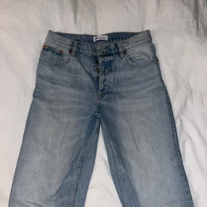 Ljusblå jeans från Zara - Säljer ett par ljusblå jeans från Zara i bra skick. Mid waist. säljer då de inte kommer till användning. Pris kan diskuteras