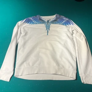 Marcelo burlon  - Hej! Säljer min Marcelo burlon tröja för att den inte passar. Har aldrig använt den och den är i väldigt bra skick. Hör av dig om du har frågor om något annat eller är sugen på den.