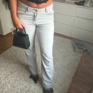 Ljusgrå jeans - Säljer ett par ljusgrå jeans i mycket bra skick. De är midwaiat och har en straight. Perfekta för både vardag och fest! 🖤