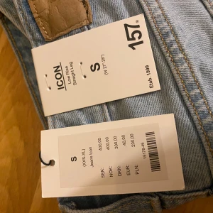 Ljusblå jeans från 157 - Säljer ett par ljusblå jeans från 157 i storlek S. De har en straight leg passform och är tillverkade i denim, nya o endast testade 