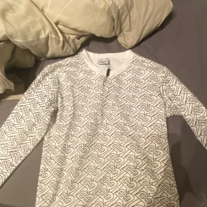 Burberry tröja - Säljer en snygg vit långärmad burberry tröja, perfekt för vardagen. Byten kan vara intressant.