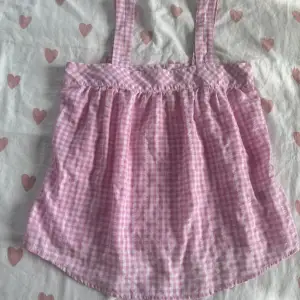 Säljer det här rosa gingham linnet/topp jag köpt  på Vinted💖 Storlek 40 vilket jag tror motsvarar storlek M! Går att justera banden som på bilden. 7/10 skick enligt mig, ser superfin och bra ut men om man kollar nära på överdelen finns det små tecken på användning, kolla sista bilden😊