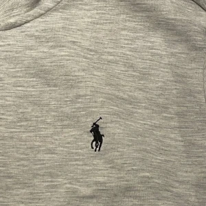 Grå hoodie från Polo Ralph Lauren - Säljer en  grå hoodiePolo Ralph Lauren.