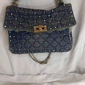 Denim valentino Garavani väska - Säljer denna snygga valentino garavani väska i denim, modellen är rockstud spike köpt på Vestiaire så den har äktahetsbevis, kommer även med extra nitar och dustbag💕