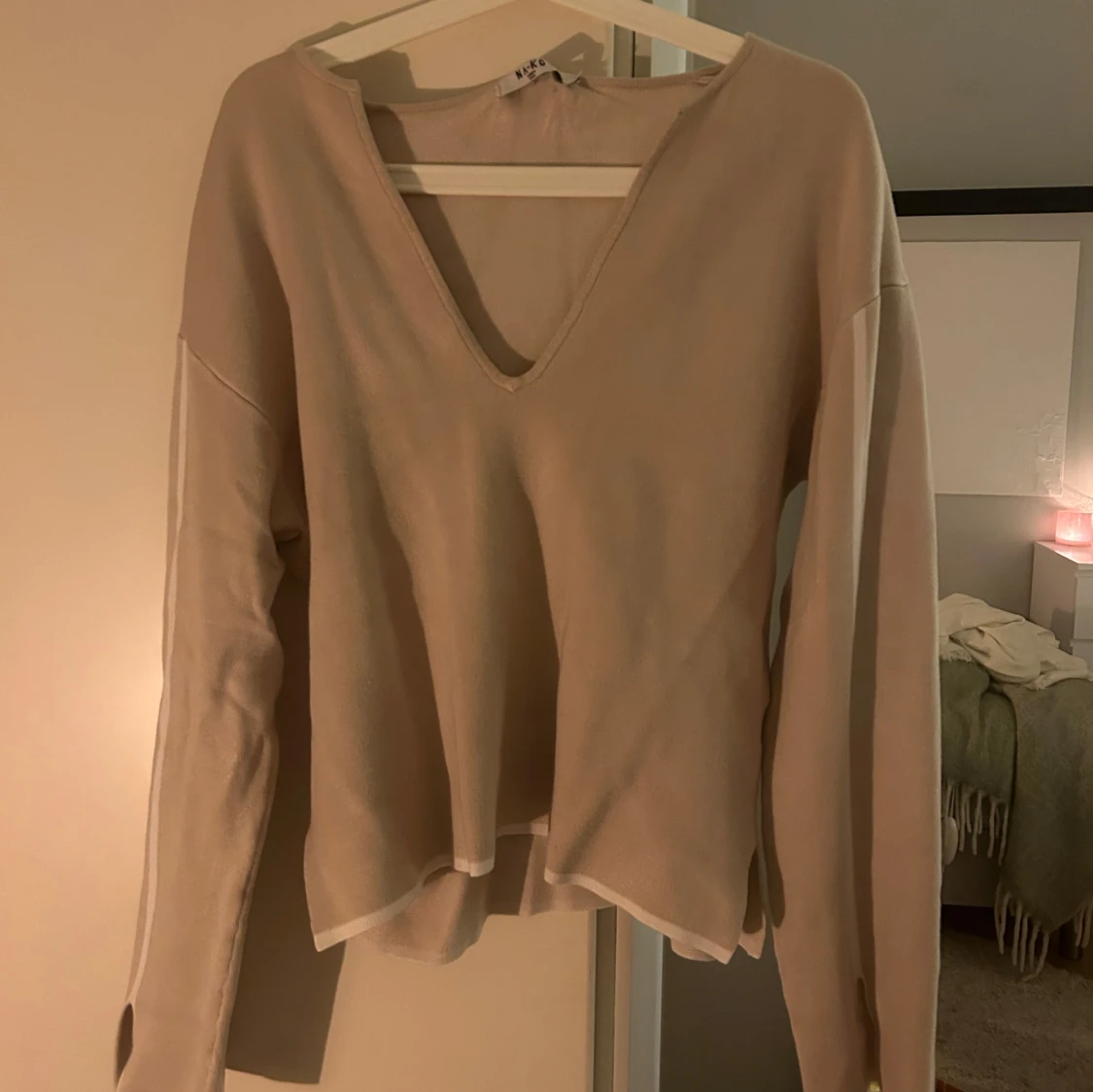 Beige v-ringad tröja - 90