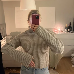 Beige ribbad polotröja från NA-KD - Säljer en supermysig beige polotröja från NA-KD i storlek XS. Den är ribbad och har långa ärmar, perfekt för kyliga höst- och vinterdagar. Tröjan är i mycket bra skick🍂