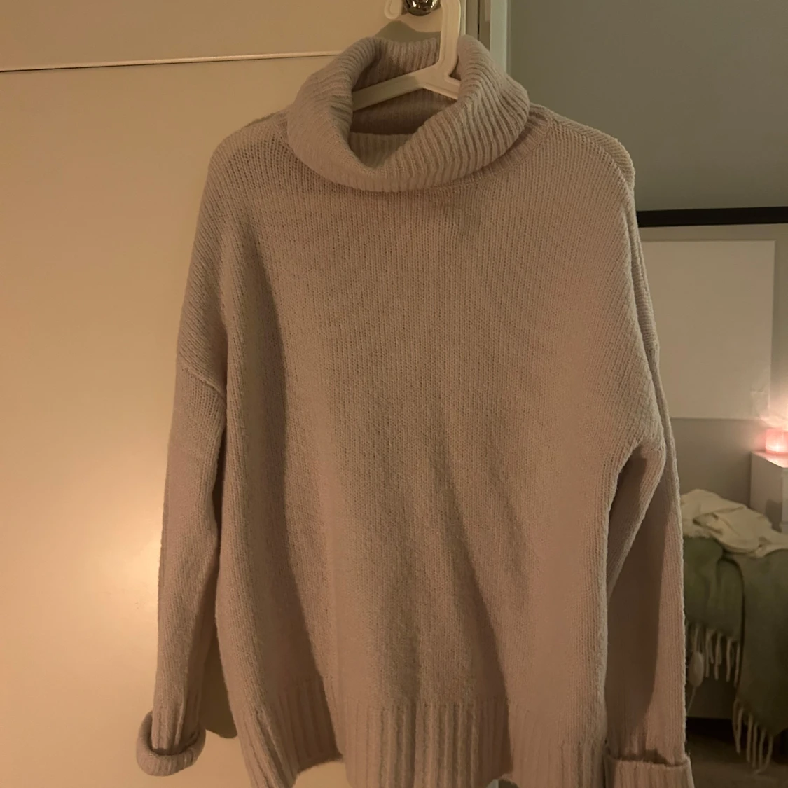 Beige stickad polotröja från 157