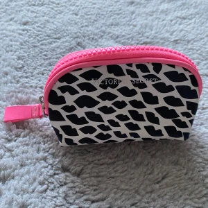 Mini VS necessär - Supergullig mini Victoria’s Secret necessär. Limited Edition. Helt oanvänd🥰Ca 12 cm bred 