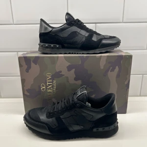 Valentino rockrunners  - Säljer nu dessa sjukt snygga skorna || jätte bra skick, cond: 9,5/10 || nypris≈ 6000kr, vårat pris: 2499kr || storlek: 41, passar 42 || ingår: bara skorna || feta och slitstarka skor nu till vintern || har du fler frågor eller funderingar, hör av dig :)