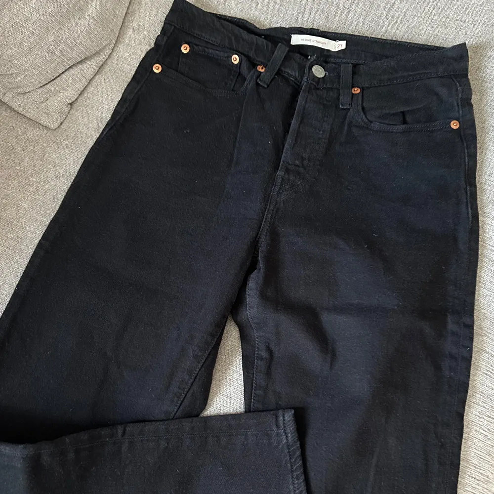 Säljer ett par svarta vintage-stil jeans i mycket bra skick. De har en straight passform och är högmidjade, vilket ger en klassisk look. Perfekta för både vardag och fest! 🖤. Jeans & Byxor.