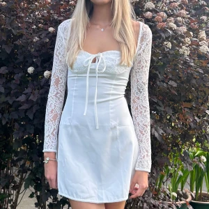 Vit klänning med spetsdetaljer - Säljer min studentklänning, har en liten fläck i bak men ingenting man tänker på. Skönt material💗