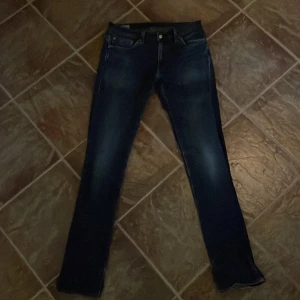 Mörkblå jeansbyxor - Säljer ett par mörkblå Kevi's jeans i ok skick. De har en klassisk femficksdesign och en knappgylf. Perfekta för både vardag och fest! Passar till det mesta och är superbekväma. Modell 511 och storlek W32 L36