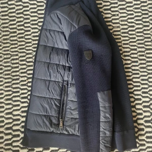  Polo Ralph Lauren Cardigan  - Säljer en mörkblå cardigan jacka från Polo Ralph Lauren. Jackan är perfekt till höst Den är i mycket  bra skick och går ej att få tag på längre. Nypris 5000. Vid frågor bara komma dm