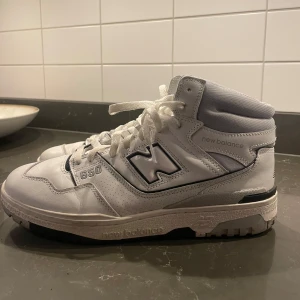 Vita och gråa New Balance 650 sneakers - Säljer ett par new balance 650s, som är lite högre än de vanliga 550. Har bara använt 3 gånger, eftersom jag fick de i present och inte riktigt tyckte de passade min stil tyvärr. De är alltså i princip nyskick, men sänker priset rätt rejält för att försöka få dem sålda. Nypris ligger på 1850 kr. De är i storlek 45, men jag som vanligtvis har 44 tyckte dem passade mig bra. Kan eventuellt få fram ett kvitto om ni vill ha, får fråga föräldrarna i såna fall 😄skriv vid andra frågor! 