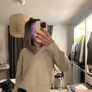 Vit v-ringad tröja - Säljer en stilren vit tröja med v-ringning ifrån Samsoe Samsoe, så mysig och skönt material!!🩵🩵