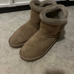 Uggs skor  - Säljer mina uggs skor från zalando inte riktiga. Har ett material som inte cresar lätt och håller bra
