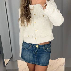 Vit kavaj med guldknappar - Säljer en superfin vit kavaj med guldknappar. (Fler bilder kommer)❣️❣️