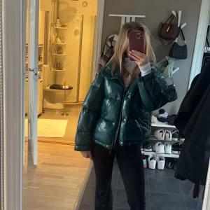 Grön pufferjacka från MNG - Säljer denna supersnygga pufferjacka i storlek S. Jackan är vattenavvisande och perfekt för kyligare dagar. Den har en glansig yta och stängs med dragkedja. Supermysig och trendig för höst och vinter!