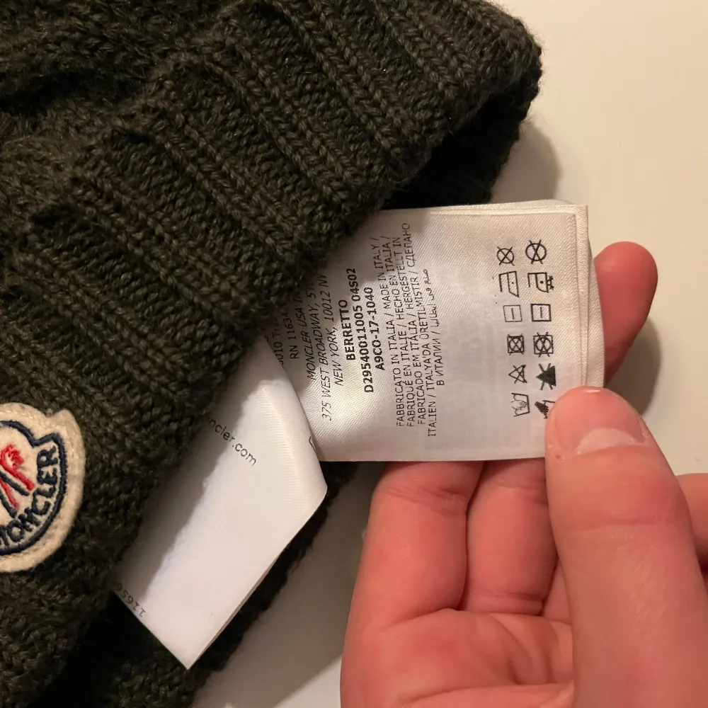 Säljer en snygg mörkgrön stickad mössa från Moncler. Den har ett klassiskt flätmönster och en broderad logga framtill. Självklart äkta skriv vid fler frågor och funderingar priset är inte hugget i sten😁🥂. Accessoarer.