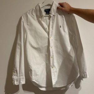 Vit Ralph Lauren skjorta - Knappt använd, storlek 14-16 men passar xs