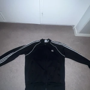 Svart tröja Adidas  - Säljer en Adidas Tröja 