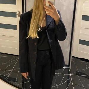 Superfint kostymset - Vintage kostymset som är superfint! Kostymbyxorna sitter nära kroppen där de ska! Passar mig som brukar ha XS i underdel och XS/S i överdel. 