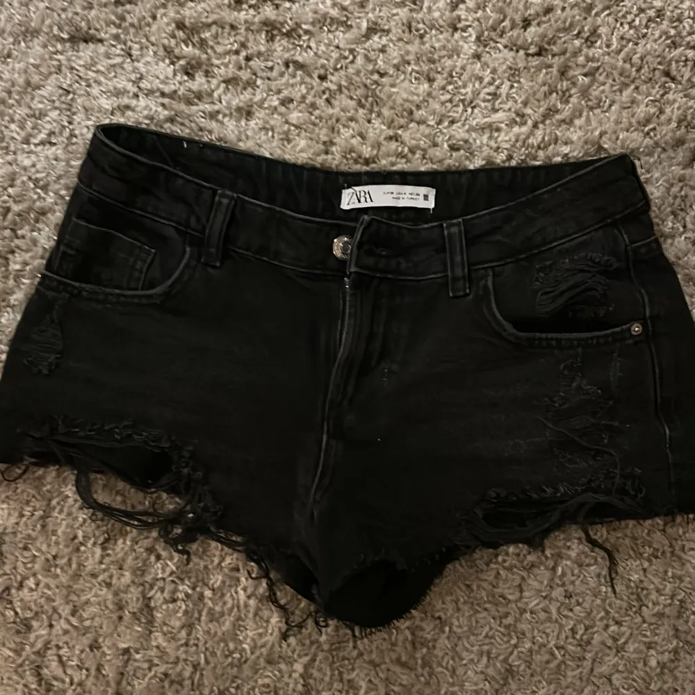 säljer dessa lågmidjade jeans shortsen från Zara, slitningar på båda sidorna även vid fickorna, använda fåtal gånger så i väldigt bra skick 🥰. Shorts.