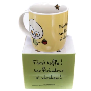 Herregud & Co Mugg Förändra världen (bok) - Ibland, ja ganska ofta, är det en paus, ett leende och en god kopp kaffe du behöver. Låt populära Herregud &amp; Co påminna dig om att det är viktigt att stanna upp ibland för att sedan orka förändra världen. Eller ge bort den fina kaffemuggen och påminnelsen till en vän! Över 119 000 personer följer Herregud &amp; Co på Facebook, och över 44 800 följer de små filurerna med äggögon på Instagram. Bakom de tecknade, tänkvärda och underfundiga ögonblicksbilderna ligger illustratören och kommunikatören Royne Mercurio. Han vill genom sina bilder påminna om att världen går att göra lite vackrare och lite varmare. Tidigare har Libris gett ut en bordsalmanacka, en väggkalender, en julkortsbok och en vykortsbok med illustrationer från Herregud &amp; Co. I höst kommer en ny bordsalmanacka, en familjekalender och denna fina kaffemugg. Royne Mercurio är en bildintresserad trebarnspappa och kommunikatör i Svenska kyrkan i Linköpings domkyrkopastorat.     Format Övrigt   Språk Svenska   Utgivningsdatum 2017-09-27   ISBN 9789173876032  