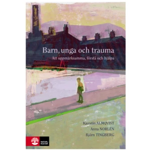Barn, unga och trauma : Att uppmärksamma, förstå och hjälpa (bok, flexband) - Detta är en gedigen grundbok om barn, unga och trauma. Tre av Sveriges mest erfarna kliniker och forskare inom området delar här med sig av sin kunskap och sina erfarenheter. Författarna beskriver utförligt reaktionsmönster och symtombilder, samt samspel mellan barn och föräldrar efter traumatiska påfrestningar. Boken tar bland annat upp barn och unga som har misshandlats, utsatts för sexuella övergrepp, bevittnat våld mot sin förälder, förlorat en närstående och barn som har utsatts för organiserat våld i sina hemländer. Författarna berättar även om olika insatser och behandlingsmetoder som har stöd i forskning. Boken riktar sig till studerande och yrkesverksamma som vill lära sig mer om hur de ska förstå, möta och hjälpa traumatiserade barn och unga, till exempel inom hälso- och sjukvården, skolan, socialtjänsten och kriminalvården. Kjerstin Almqvist är leg. psykolog, specialist i klinisk psykologi, leg. psykoterapeut och professor i psykologi vid Karlstads Universitet. Anna Norlén är leg. psykolog, leg. psykoterapeut och rektor och verksamhetschef på Ericastiftelsen. Björn Tingberg är leg. sjuksköterska med specialistutbildning Barn och ungdom, leg.psykoterapeut, med.dr och lektor på Barnafrid. I media: Lyssna här på BVC-podden 83 där Björn Tingberg och Anna Norlén samtalar med Malin Bergström. Sagt om boken: ”Barn, unga och trauma är en gedigen och välskriven bok om ett högaktuellt ämne”Helena Kubicek Boye, BTJ-häftet nr 13, 2019    Format Flexband   Omfång 408 sidor   Språk Svenska   Förlag Natur &amp; Kultur Akademisk   Utgivningsdatum 2019-05-06   Medverkande Anna Norlén   Medverkande Björn Tingberg   Medverkande Lena Norrman   ISBN 9789127819061  
