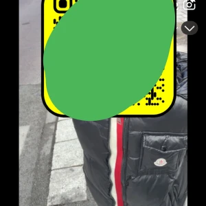 Moncler jacka - Säljer nu denna fina och äkta jacka eftersom att jag inte använder den längre (pris kan självklart diskuteras) kom priv för fler bilder denna jacka kan man göra så att den antingen är hel svart eller röd/vit/svart