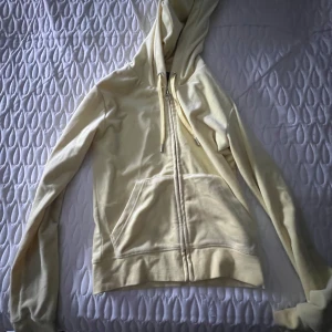 Gul juicy kofta 💛 - Säljer en mysig gul hoodie i bra skick. Den har en dragkedja framtill. Använd några gånger, går att sänka pris. 💛