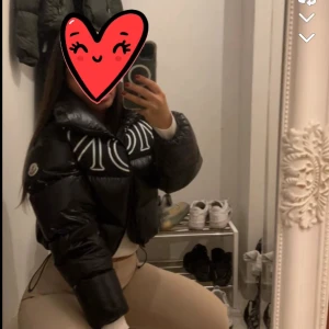 Svart pufferjacka från Moncler - Säljer en snygg svart pufferjacka från Moncler. Den är perfekt för vintern med sitt varma och vadderade material. Jackan har en dragkedja och långa ärmar, och den är i mycket bra skick. Passar perfekt för både vardag och festliga tillfällen! Kvitto finns! Inköpt på monclers hemsida