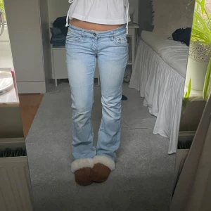 Lågmidjade jenss - aldrig använda, köpt på Plick, helt nya, fler bilder är de bara att be om!🥰❤️❤️ storlek xs/s. Midjemått rakt över- 38. Pris är diskuterbart…