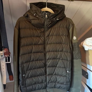 Monclear classic jacket M International  - Mörk monclearjacka i polyester materiel. Bra skick och använd fåtal gånger. Skriv för fler bilder.