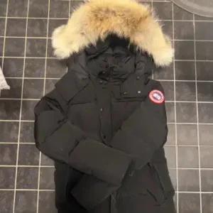 Canada goose jacka - Sho! Säljer min goose jacka då jag har bytt stil det är storlek M mitt pris är 4500kr fraktas med postnord spårbart  2250kr direkt och 2250kr när du fått den 