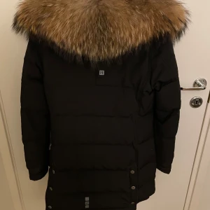 Hollies Subway jacka  - En Hollies jacka som är använd under 1 vinter men säljs eftersom den är liten på mig.  Det är äkta päls men går att ta bort.   Nuvarande pris 6249kr men säljs för 2000kr. 