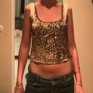 Leopard mönstrad topp - Jätte snygg helt oanvänd leopard mönstrad topp!! Finns inte att köpa längre. 