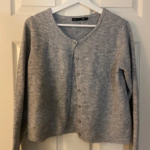 Grå kofta - Kofta från lager 157 som ej kommer till andvändning då jag köpt en ny i annan storlek. Koftan är i bra skick utan hål osv. Nypris 150.