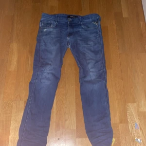 Replay Anbass - Säljer ett par snygga Replay anbass i storlek 30/32. De har en klassisk design och är i bra skick. Perfekta för både vardag och fest! 🕺Så klart äkta köpte för 1200