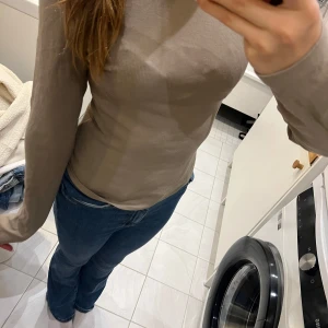 Beige ribbad tröja från BikBok - Säljer en superfin beige ribbad tröja från BikBok i storlek S. Den är långärmad och har en tight passform som sitter snyggt på kroppen. Perfekt för både vardag och lite finare tillfällen. Passar bra till jeans eller kjol!❤️ använd 1 gåbgt