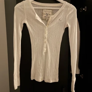 Abercrombie & Fitch farfarströja - Superfin långärmad farfarströja från A&F! Den är ganska genomskinlig men tvärsnygg ändå😍