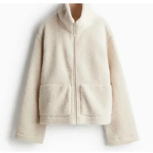 Beige teddyjacka  - Mysig beige teddyjacka perfekt för kyliga dagar. Skriv för fler bilder🥰