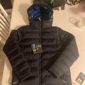 Tuxer dunjacka - Den är helt ny, Alldrig använd. Lapparna finns men dom sitter inte fast på jackan.